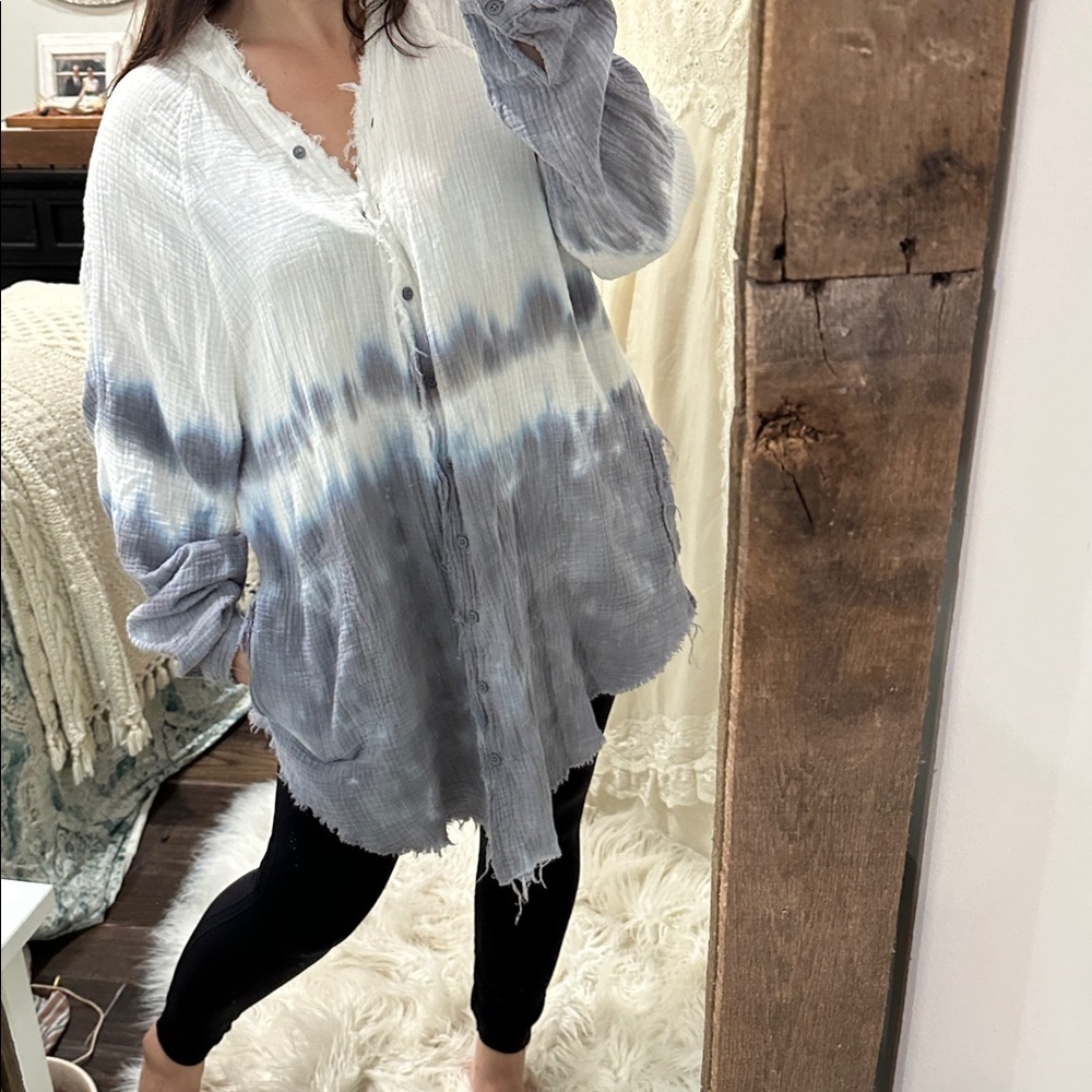 FANTASTIC FAWN Women's Blue & White ombré Button-Up Top size medium oversized w - Picture 2 of 7